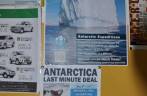 Anúncios de viagens 'baratas' à Antártida em murais de hostels em Ushuaia, na Terra do Fogo, sul da Argentina